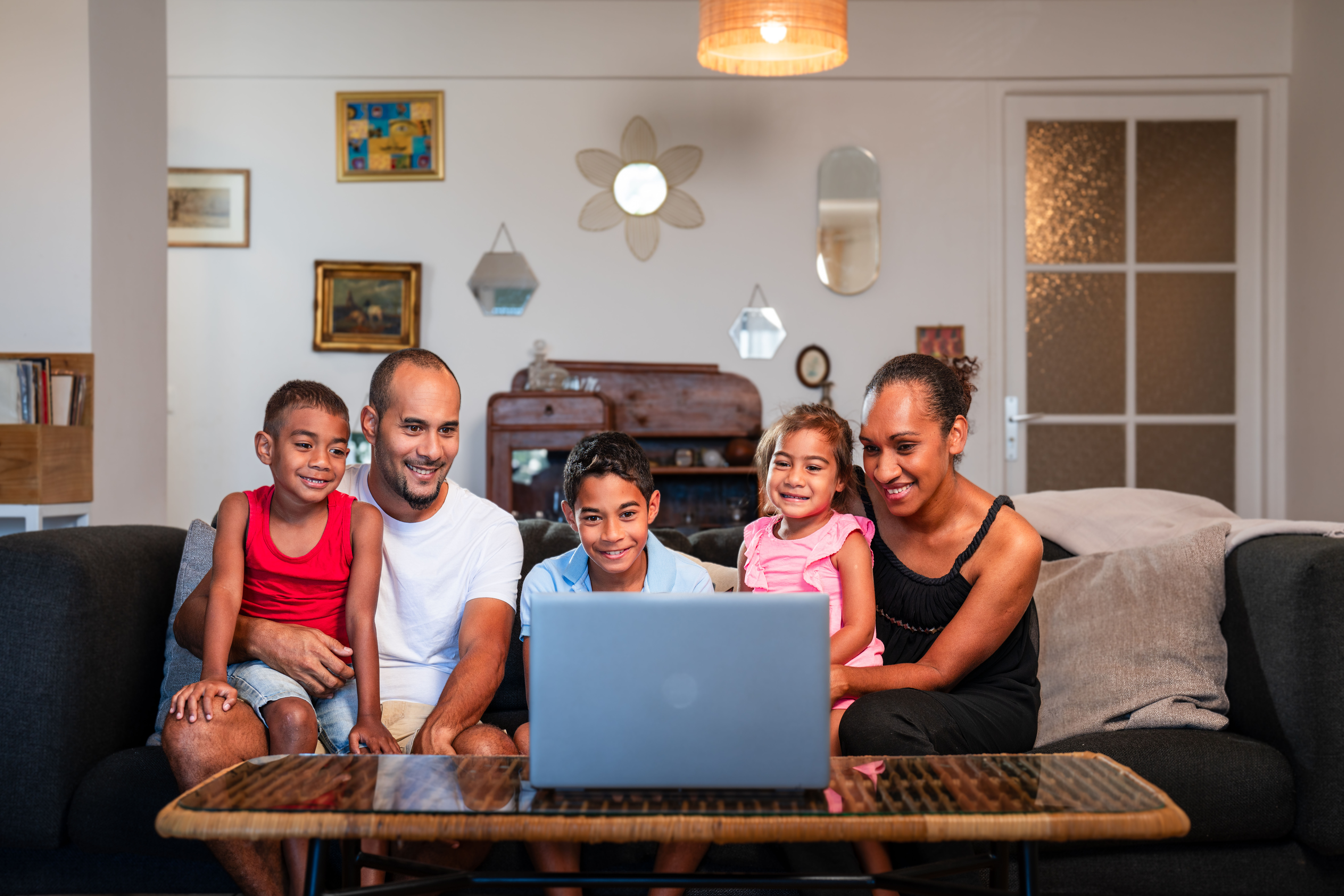 Famille devant l'ordinateur