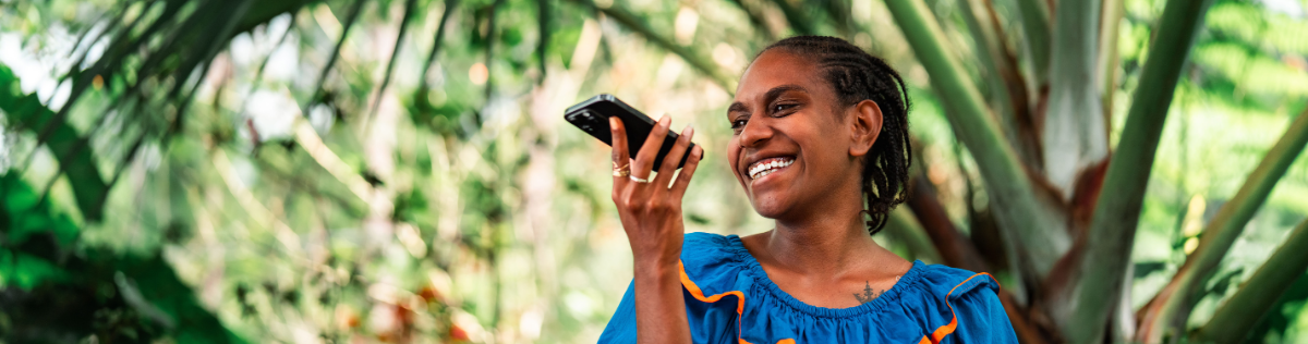 femme utilisant un mobile