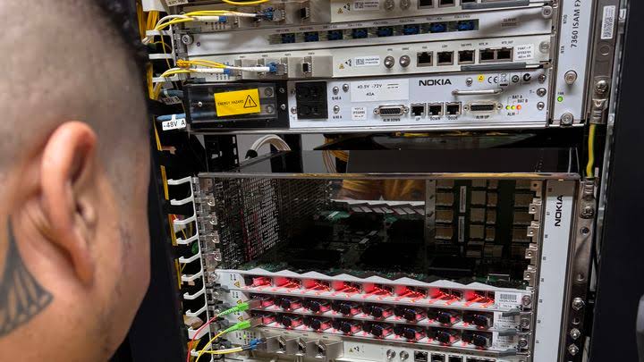 un homme devant une installation fibre optique
