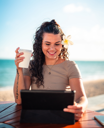 Femme sur tablette 