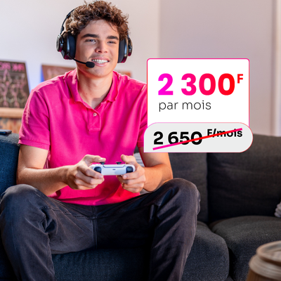 Jeune qui joue aux jeux vidéos en réseau