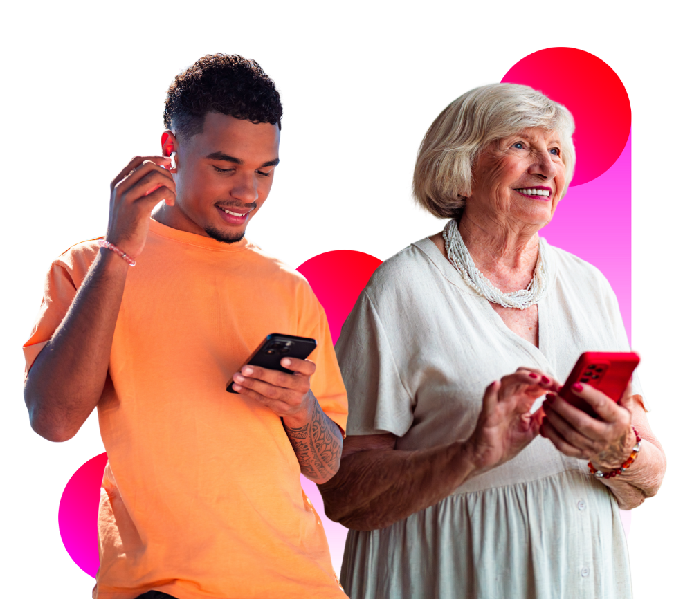 Un jeune et une senior sur leurs téléphones 