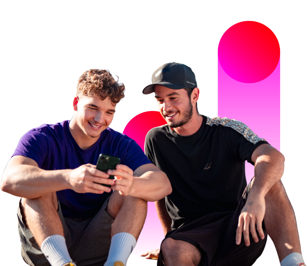 Push promo - deux jeunes hommes sur téléphone
